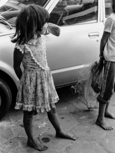 3 AUTOR, Cultura urbana, FU, J.M.Blanch, Neg BN, PARAGUAY, retrato espontaneo, trabajo infantil < TRABAJO 2 SOPORTE ORIGINAL, 3 AUTOR, 4 LUGAR, BN, CULTURA PARAGUAYA, Cultura urbana, FU, J.M.Blanch, Neg BN, PARAGUAY, PERSONA, Pueblos de las Reducciones, RETRATO, TRABAJO, TRABAJO Y ARTESANIA, retrato espontaneo, trabajo infantil