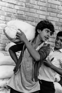 3 AUTOR, Cultura urbana, FU, J.M.Blanch, Neg BN, PARAGUAY, retrato espontaneo, trabajo infantil < TRABAJO 2 SOPORTE ORIGINAL, 3 AUTOR, 4 LUGAR, BN, CULTURA PARAGUAYA, Cultura urbana, FU, J.M.Blanch, Neg BN, PARAGUAY, PERSONA, Pueblos de las Reducciones, RETRATO, TRABAJO, TRABAJO Y ARTESANIA, retrato espontaneo, trabajo infantil