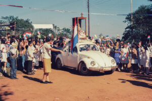 3 AUTOR, alumno, CULTURA PARAGUAYA, escuela, FC < 1 CATEGORIA, FJ < 1 CATEGORIA, J.M.Blanch, JESUITAS (OBRAS), Neg Color 35 mm, PARAGUAY, Parroquia San Ignacio, procesion 2 SOPORTE ORIGINAL, 3 AUTOR, 4 LUGAR, ARQUITECTURA, CULTURA PARAGUAYA, Colegio, EDUCACION FORMAL, Edificios, Edificios publicos, Escuela, FC, FJ, J.M.Blanch, JESUITAS (OBRAS), Neg Color 35 mm, PARAGUAY, Parroquia San Ignacio, Parroquias, Pueblos de las Reducciones, RELIGION, alumno, colegio, escuela, procesion