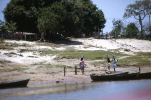 3 AUTOR, Ayoreos, bote, canoa, Diapos 35 mm, FC < 1 CATEGORIA, FI, indigena, INDIGENAS, J.M.Blanch, PARAGUAY, WEB < Pueblos de las Reducciones 2 SOPORTE ORIGINAL, 3 AUTOR, 4 LUGAR, Ayoreos, Diapos 35 mm, FC, FI, INDIGENAS, J.M.Blanch, Medio de transporte, PARAGUAY, Pueblos de las Reducciones, TRANSPORTES CAMINOS y VIAJES, WEB, _NUEVAS, bote, canoa, indigena