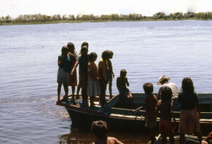 Ayoreos, bote, canoa, Diapos 35 mm, FI, INDIGENAS, PARAGUAY, WEB < Pueblos de las Reducciones 2 SOPORTE ORIGINAL, 4 LUGAR, Ayoreos, Diapos 35 mm, FI, INDIGENAS, Medio de transporte, PARAGUAY, Pueblos de las Reducciones, TRANSPORTES CAMINOS y VIAJES, WEB, _NUEVAS, bote, canoa