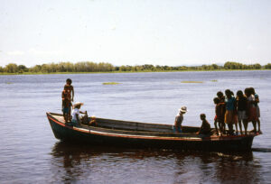 Ayoreos, bote, canoa, Diapos 35 mm, FI, INDIGENAS, PARAGUAY, WEB < Pueblos de las Reducciones 2 SOPORTE ORIGINAL, 4 LUGAR, Ayoreos, Diapos 35 mm, FI, INDIGENAS, Medio de transporte, PARAGUAY, Pueblos de las Reducciones, TRANSPORTES CAMINOS y VIAJES, WEB, _NUEVAS, bote, canoa