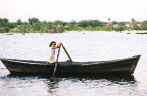 bote, canoa, Diapos 35 mm, FI, INDIGENAS, niña < niñez, PARAGUAY, remar, retrato espontaneo, WEB < Pueblos de las Reducciones 2 SOPORTE ORIGINAL, 4 LUGAR, Diapos 35 mm, EDAD, FI, INDIGENAS, Medio de transporte, PARAGUAY, PERSONA, Pueblos de las Reducciones, RETRATO, TRANSPORTES CAMINOS y VIAJES, WEB, _NUEVAS, bote, canoa, niña, niñez, remar, retrato espontaneo