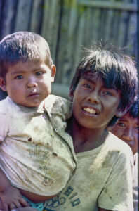 3 AUTOR, Ayoreos, FI, INDIGENAS, J.M.Blanch, Neg Color 35 mm, niños, PARAGUAY, WEB < Pueblos de las Reducciones 2 SOPORTE ORIGINAL, 3 AUTOR, 4 LUGAR, Ayoreos, EDAD, FI, INDIGENAS, J.M.Blanch, Neg Color 35 mm, PARAGUAY, PERSONA, Pueblos de las Reducciones, WEB, niñas, niñez, niños