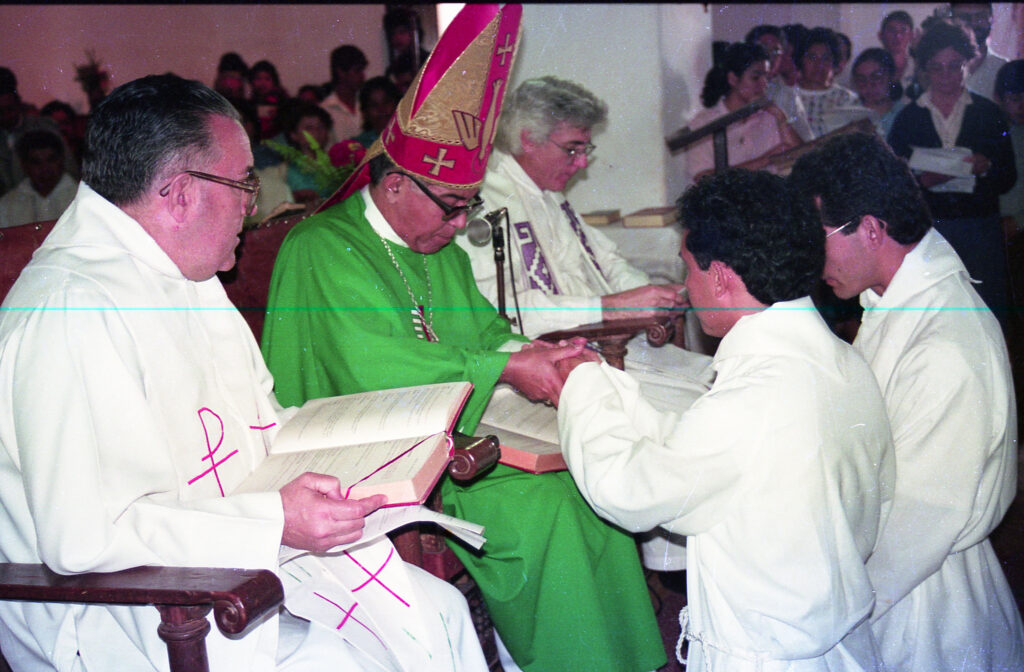 3 AUTOR, celebracion religiosa, FJ, J.M.Blanch, Neg Color 35 mm, Ordenación de Oscar Martín y Carlos Benítez, Ordenación diacono Carlos Benítez y Oscar Martín, PARAGUAY 2 SOPORTE ORIGINAL, 3 AUTOR, 4 LUGAR, Eventos de Provincia, FJ, J.M.Blanch, JESUITAS, Neg Color 35 mm, Ordenaciones, Ordenación de Oscar Martín y Carlos Benítez, Ordenación diacono Carlos Benítez y Oscar Martín, PARAGUAY, Provincia Paraguaya, Pueblos de las Reducciones, RELIGION, celebracion religiosa