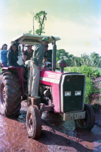 3 AUTOR, Arroyito < Fe y Alegría, FC < 1 CATEGORIA, Fe y Alegría < JESUITAS (OBRAS), FJ < 1 CATEGORIA, J.M.Blanch, JESUITAS (OBRAS), Neg Color 35 mm, PARAGUAY, Tipos de camino, tractor, WEB < Pueblos de las Reducciones 2 SOPORTE ORIGINAL, 3 AUTOR, 4 LUGAR, Arroyito, FC, FJ, Fe y Alegría, J.M.Blanch, JESUITAS (OBRAS), Medio de transporte, Neg Color 35 mm, PARAGUAY, Pueblos de las Reducciones, TRANSPORTES CAMINOS y VIAJES, Tipos de camino, WEB, tractor