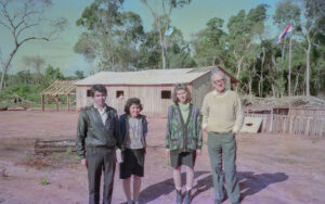 3 AUTOR, Camba rembe (Esc. de San Pedro), clase, escuela, FC < 1 CATEGORIA, Fe y Alegría < JESUITAS (OBRAS), FJ < 1 CATEGORIA, J.M.Blanch, JESUITAS (OBRAS), Neg Color 35 mm, PARAGUAY, WEB < Pueblos de las Reducciones 2 SOPORTE ORIGINAL, 3 AUTOR, 4 LUGAR, ARQUITECTURA, Camba rembe (Esc. de San Pedro), Colegio, EDUCACION FORMAL, Edificios, Edificios publicos, Escuela, FC, FJ, Fe y Alegría, J.M.Blanch, JESUITAS (OBRAS), Neg Color 35 mm, PARAGUAY, Pueblos de las Reducciones, WEB, clase, colegio, escuela