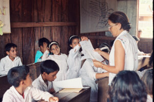 3 AUTOR, Camba rembe (Esc. de San Pedro), FC < 1 CATEGORIA, Fe y Alegría < JESUITAS (OBRAS), FJ < 1 CATEGORIA, J.M.Blanch, JESUITAS (OBRAS), Neg Color 35 mm, niña < niñez, PARAGUAY, retrato de grupo, WEB < Pueblos de las Reducciones 2 SOPORTE ORIGINAL, 3 AUTOR, 4 LUGAR, Camba rembe (Esc. de San Pedro), EDAD, FC, FJ, Fe y Alegría, J.M.Blanch, JESUITAS (OBRAS), Neg Color 35 mm, PARAGUAY, PERSONA, Pueblos de las Reducciones, RETRATO, WEB, niña, niñez, retrato de grupo
