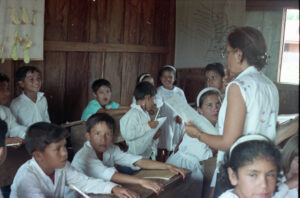 3 AUTOR, Camba rembe (Esc. de San Pedro), FC < 1 CATEGORIA, Fe y Alegría < JESUITAS (OBRAS), FJ < 1 CATEGORIA, J.M.Blanch, JESUITAS (OBRAS), Neg Color 35 mm, niña < niñez, PARAGUAY, retrato de grupo, WEB < Pueblos de las Reducciones 2 SOPORTE ORIGINAL, 3 AUTOR, 4 LUGAR, Camba rembe (Esc. de San Pedro), EDAD, FC, FJ, Fe y Alegría, J.M.Blanch, JESUITAS (OBRAS), Neg Color 35 mm, PARAGUAY, PERSONA, Pueblos de las Reducciones, RETRATO, WEB, niña, niñez, retrato de grupo