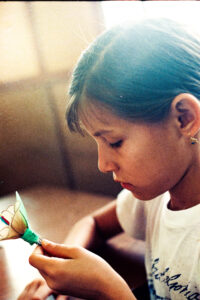 3 AUTOR, Camba rembe (Esc. de San Pedro), FC < 1 CATEGORIA, Fe y Alegría < JESUITAS (OBRAS), FJ < 1 CATEGORIA, J.M.Blanch, JESUITAS (OBRAS), Neg Color 35 mm, niña < niñez, PARAGUAY, retrato espontaneo 2 SOPORTE ORIGINAL, 3 AUTOR, 4 LUGAR, Camba rembe (Esc. de San Pedro), EDAD, FC, FJ, Fe y Alegría, J.M.Blanch, JESUITAS (OBRAS), Neg Color 35 mm, PARAGUAY, PERSONA, Pueblos de las Reducciones, RETRATO, niña, niñez, retrato espontaneo