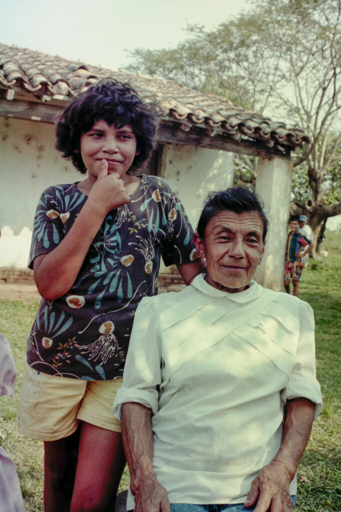 3 AUTOR, CULTURA PARAGUAYA, FC, J.M.Blanch, JESUITAS (OBRAS), Neg Color 35 mm, niña, PARAGUAY, pareja, Parroquia Santa María Misiones, retrato posado, WEB 2 SOPORTE ORIGINAL, 3 AUTOR, 4 LUGAR, CANTIDAD, CULTURA PARAGUAYA, EDAD, FC, J.M.Blanch, JESUITAS (OBRAS), Neg Color 35 mm, PARAGUAY, PERSONA, Parroquia Santa María Misiones, Parroquias, Pueblos de las Reducciones, RETRATO, WEB, niña, niñez, pareja, retrato posado