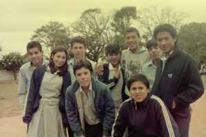 3 AUTOR, alumno, CULTURA PARAGUAYA, FC < 1 CATEGORIA, FJ < 1 CATEGORIA, J.M.Blanch, JESUITAS (OBRAS), Neg Color 35 mm, PARAGUAY, Parroquia Santa Rosa < Parroquias, retrato de grupo, retrato posado 2 SOPORTE ORIGINAL, 3 AUTOR, 4 LUGAR, CULTURA PARAGUAYA, Colegio, EDUCACION FORMAL, Escuela, FC, FJ, J.M.Blanch, JESUITAS (OBRAS), Neg Color 35 mm, PARAGUAY, PERSONA, Parroquia Santa Rosa, Parroquias, Pueblos de las Reducciones, RETRATO, alumno, retrato de grupo, retrato posado