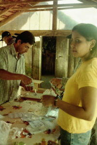 3 AUTOR, agricultura, CULTURA PARAGUAYA, FC < 1 CATEGORIA, J.M.Blanch, JESUITAS (OBRAS), mujer < adulto, Neg Color 35 mm, PARAGUAY, Parroquia Santa María Misiones, WEB < Pueblos de las Reducciones 2 SOPORTE ORIGINAL, 3 AUTOR, 4 LUGAR, CULTURA PARAGUAYA, EDAD, FC, J.M.Blanch, JESUITAS (OBRAS), Neg Color 35 mm, PARAGUAY, PERSONA, Parroquia Santa María Misiones, Parroquias, Pueblos de las Reducciones, TRABAJO, TRABAJO Y ARTESANIA, WEB, adulto, agricultura, mujer