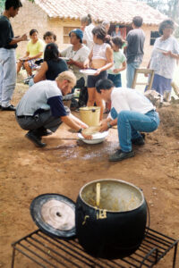 3 AUTOR, campesino < Cultura campesina, cocina < tareas domesticas, CULTURA PARAGUAYA, en agricultura, FC < 1 CATEGORIA, J.M.Blanch, JESUITAS (OBRAS), Neg Color 35 mm, PARAGUAY, Parroquia Santa María Misiones, WEB < Pueblos de las Reducciones 2 SOPORTE ORIGINAL, 3 AUTOR, 4 LUGAR, CULTURA PARAGUAYA, Campesinos, Capacitacion, Cultura campesina, EDUCACION INFORMAL, FC, J.M.Blanch, JESUITAS (OBRAS), Neg Color 35 mm, PARAGUAY, Parroquia Santa María Misiones, Parroquias, Pueblos de las Reducciones, TRABAJO, TRABAJO Y ARTESANIA, Vida campesina, WEB, campesino, cocina, en agricultura, tareas domesticas