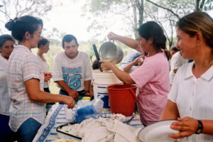 3 AUTOR, campesino < Cultura campesina, cocina < tareas domesticas, CULTURA PARAGUAYA, en agricultura, FC < 1 CATEGORIA, J.M.Blanch, JESUITAS (OBRAS), Neg Color 35 mm, PARAGUAY, Parroquia Santa María Misiones, WEB < Pueblos de las Reducciones 2 SOPORTE ORIGINAL, 3 AUTOR, 4 LUGAR, CULTURA PARAGUAYA, Campesinos, Capacitacion, Cultura campesina, EDUCACION INFORMAL, FC, J.M.Blanch, JESUITAS (OBRAS), Neg Color 35 mm, PARAGUAY, Parroquia Santa María Misiones, Parroquias, Pueblos de las Reducciones, TRABAJO, TRABAJO Y ARTESANIA, Vida campesina, WEB, campesino, cocina, en agricultura, tareas domesticas