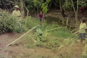 3 AUTOR, campesino < Cultura campesina, CULTURA PARAGUAYA, en agricultura, FC < 1 CATEGORIA, huerta < Vegetal, J.M.Blanch, JESUITAS (OBRAS), Neg Color 35 mm, PARAGUAY, Parroquia Santa María Misiones 2 SOPORTE ORIGINAL, 3 AUTOR, 4 LUGAR, CULTURA PARAGUAYA, Campesinos, Capacitacion, Cultura campesina, EDUCACION INFORMAL, FC, FN, J.M.Blanch, JESUITAS (OBRAS), NATURALEZA, Neg Color 35 mm, PARAGUAY, Parroquia Santa María Misiones, Parroquias, Pueblos de las Reducciones, Vegetal, Vida campesina, campesino, en agricultura, huerta