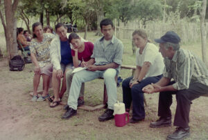 3 AUTOR, campesino < Cultura campesina, conversacion, CULTURA PARAGUAYA, en agricultura, FC < 1 CATEGORIA, grupo mixto, J.M.Blanch, JESUITAS (OBRAS), Neg Color 35 mm, PARAGUAY, Parroquia Santa María Misiones, retrato espontaneo, reunion, WEB < Pueblos de las Reducciones 2 SOPORTE ORIGINAL, 3 AUTOR, 4 LUGAR, CANTIDAD, COMUNICACIONES, CULTURA PARAGUAYA, Campesinos, Capacitacion, Cultura campesina, EDUCACION INFORMAL, FC, J.M.Blanch, JESUITAS (OBRAS), Neg Color 35 mm, PARAGUAY, PERSONA, Parroquia Santa María Misiones, Parroquias, Pueblos de las Reducciones, RETRATO, Vida campesina, WEB, campesino, conversacion, en agricultura, grupo, grupo mixto, retrato espontaneo, reunion