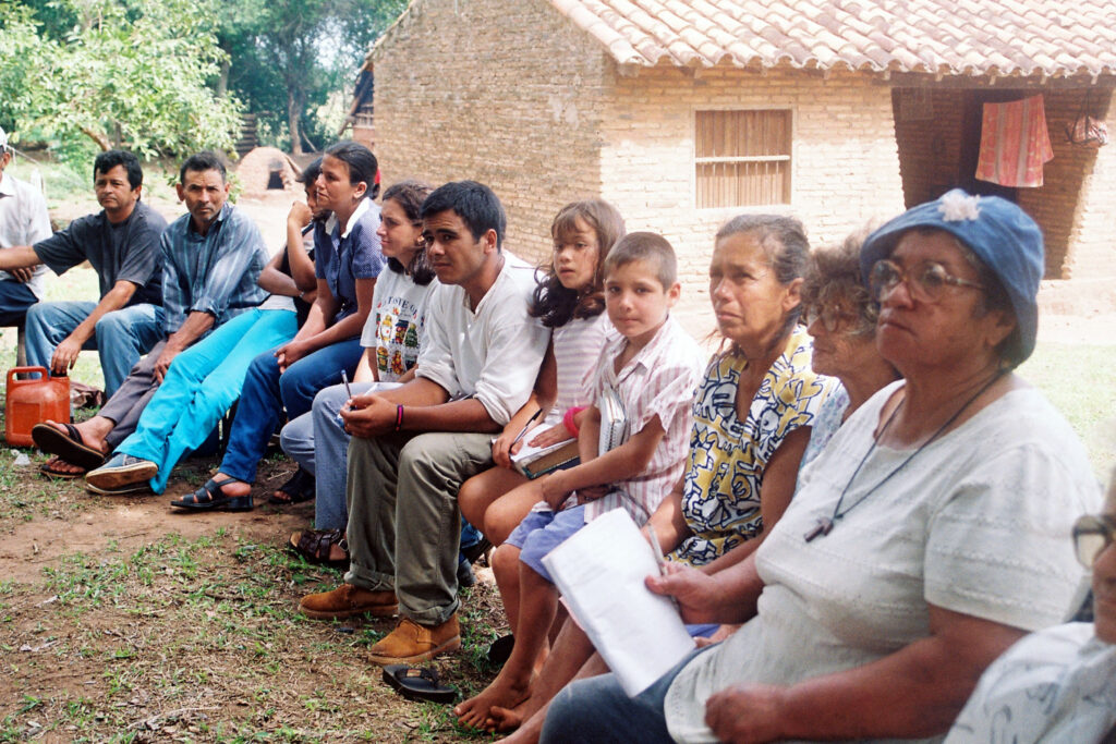 3 AUTOR, campesino, conversacion, CULTURA PARAGUAYA, en agricultura, FC, grupo mixto, J.M.Blanch, JESUITAS (OBRAS), Neg Color 35 mm, PARAGUAY, Parroquia Santa María Misiones, retrato espontaneo, reunion, WEB 2 SOPORTE ORIGINAL, 3 AUTOR, 4 LUGAR, CANTIDAD, COMUNICACIONES, CULTURA PARAGUAYA, Campesinos, Capacitacion, Cultura campesina, EDUCACION INFORMAL, FC, J.M.Blanch, JESUITAS (OBRAS), Neg Color 35 mm, PARAGUAY, PERSONA, Parroquia Santa María Misiones, Parroquias, Pueblos de las Reducciones, RETRATO, Vida campesina, WEB, campesino, conversacion, en agricultura, grupo, grupo mixto, retrato espontaneo, reunion