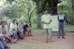 3 AUTOR, campesino, conversacion, CULTURA PARAGUAYA, en agricultura, FC, grupo mixto, J.M.Blanch, JESUITAS (OBRAS), Neg Color 35 mm, PARAGUAY, Parroquia Santa María Misiones, retrato espontaneo, reunion, WEB 2 SOPORTE ORIGINAL, 3 AUTOR, 4 LUGAR, CANTIDAD, COMUNICACIONES, CULTURA PARAGUAYA, Campesinos, Capacitacion, Cultura campesina, EDUCACION INFORMAL, FC, J.M.Blanch, JESUITAS (OBRAS), Neg Color 35 mm, PARAGUAY, PERSONA, Parroquia Santa María Misiones, Parroquias, Pueblos de las Reducciones, RETRATO, Vida campesina, WEB, campesino, conversacion, en agricultura, grupo, grupo mixto, retrato espontaneo, reunion