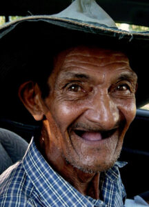 3 AUTOR, abuelo, campesino < Cultura campesina, Cultura campesina, CULTURA PARAGUAYA, Digitales, FC < 1 CATEGORIA, hombre, J.M.Blanch, PARAGUAY, retrato espontaneo, rostro, sonrisa < rostro, una persona, WEB < Pueblos de las Reducciones 2 SOPORTE ORIGINAL, 3 AUTOR, 4 LUGAR, CANTIDAD, CULTURA PARAGUAYA, Campesinos, Cultura campesina, Digitales, EDAD, FC, J.M.Blanch, PARAGUAY, PERSONA, Pueblos de las Reducciones, RETRATO, Vida campesina, WEB, abuelo, adulto, campesino, cara, familia, grupo, hombre, retrato espontaneo, rostro, sonrisa, una persona, varon