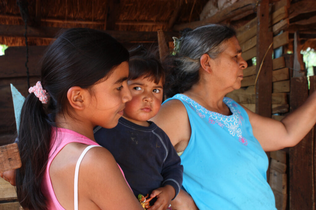 3 AUTOR, CEPAG, chica, CULTURA PARAGUAYA, Digitales, FC, J.M.Blanch, JESUITAS (OBRAS), mosto, mujer, niño, PARAGUAY, presa para mosto, trabajo agricola < agricultura, WEB 2 SOPORTE ORIGINAL, 3 AUTOR, 4 LUGAR, ARTESANIA, CEPAG, CULTURA PARAGUAYA, Digitales, EDAD, FC, J.M.Blanch, JESUITAS (OBRAS), PARAGUAY, PERSONA, Productos agricolas, Pueblos de las Reducciones, TRABAJO, TRABAJO Y ARTESANIA, WEB, adulto, agricultura, chica, joven, mosto, mujer, niñez, niño, presa para mosto, trabajo agricola