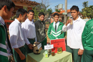 agricultura, Centro Educativo Santa María de la Providencia de Fe y Alegria, FC < 1 CATEGORIA, Fe y Alegria, feria, J.M.Blanch, niñez 3 AUTOR, Centro Educativo Santa María de la Providencia de Fe y Alegria, Centros, EDAD, EDUCACION FORMAL, FC, FIESTAS Y CELEBRACIONES, Fe y Alegria, J.M.Blanch, PERSONA, Pueblos de las Reducciones, TRABAJO, TRABAJO Y ARTESANIA, _NUEVAS, agricultura, feria, fiesta civil, niñez