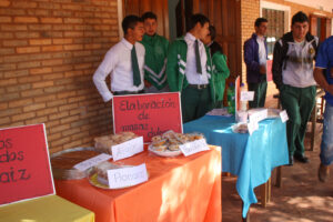 agricultura, Centro Educativo Santa María de la Providencia de Fe y Alegria, FC < 1 CATEGORIA, Fe y Alegria, feria, J.M.Blanch, niñez 3 AUTOR, Centro Educativo Santa María de la Providencia de Fe y Alegria, Centros, EDAD, EDUCACION FORMAL, FC, FIESTAS Y CELEBRACIONES, Fe y Alegria, J.M.Blanch, PERSONA, Pueblos de las Reducciones, TRABAJO, TRABAJO Y ARTESANIA, _NUEVAS, agricultura, feria, fiesta civil, niñez