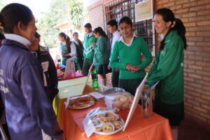 agricultura, Centro Educativo Santa María de la Providencia de Fe y Alegria, FC < 1 CATEGORIA, Fe y Alegria, feria, J.M.Blanch, niñez 3 AUTOR, Centro Educativo Santa María de la Providencia de Fe y Alegria, Centros, EDAD, EDUCACION FORMAL, FC, FIESTAS Y CELEBRACIONES, Fe y Alegria, J.M.Blanch, PERSONA, Pueblos de las Reducciones, TRABAJO, TRABAJO Y ARTESANIA, _NUEVAS, agricultura, feria, fiesta civil, niñez