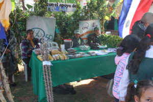 agricultura, Centro Educativo Santa María de la Providencia de Fe y Alegria, FC < 1 CATEGORIA, Fe y Alegria, feria, J.M.Blanch, niñez 3 AUTOR, Centro Educativo Santa María de la Providencia de Fe y Alegria, Centros, EDAD, EDUCACION FORMAL, FC, FIESTAS Y CELEBRACIONES, Fe y Alegria, J.M.Blanch, PERSONA, Pueblos de las Reducciones, TRABAJO, TRABAJO Y ARTESANIA, _NUEVAS, agricultura, feria, fiesta civil, niñez