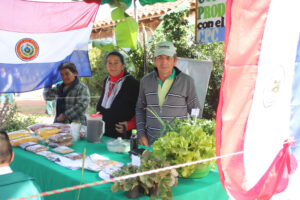 agricultura, Centro Educativo Santa María de la Providencia de Fe y Alegria, FC < 1 CATEGORIA, Fe y Alegria, feria, hombre, J.M.Blanch, mujer < adulto 3 AUTOR, Centro Educativo Santa María de la Providencia de Fe y Alegria, Centros, EDAD, EDUCACION FORMAL, FC, FIESTAS Y CELEBRACIONES, Fe y Alegria, J.M.Blanch, PERSONA, Pueblos de las Reducciones, TRABAJO, TRABAJO Y ARTESANIA, _NUEVAS, adulto, agricultura, feria, fiesta civil, hombre, mujer, varon