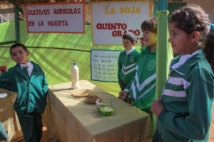 agricultura, Centro Educativo Santa María de la Providencia de Fe y Alegria, FC < 1 CATEGORIA, Fe y Alegria, feria, J.M.Blanch, niñez 3 AUTOR, Centro Educativo Santa María de la Providencia de Fe y Alegria, Centros, EDAD, EDUCACION FORMAL, FC, FIESTAS Y CELEBRACIONES, Fe y Alegria, J.M.Blanch, PERSONA, Pueblos de las Reducciones, TRABAJO, TRABAJO Y ARTESANIA, _NUEVAS, agricultura, feria, fiesta civil, niñez