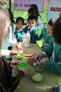 agricultura, Centro Educativo Santa María de la Providencia de Fe y Alegria, FC < 1 CATEGORIA, Fe y Alegria, feria, J.M.Blanch, niñez 3 AUTOR, Centro Educativo Santa María de la Providencia de Fe y Alegria, Centros, EDAD, EDUCACION FORMAL, FC, FIESTAS Y CELEBRACIONES, Fe y Alegria, J.M.Blanch, PERSONA, Pueblos de las Reducciones, TRABAJO, TRABAJO Y ARTESANIA, _NUEVAS, agricultura, feria, fiesta civil, niñez