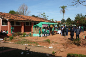 agricultura, Centro Educativo Santa María de la Providencia de Fe y Alegria, FC < 1 CATEGORIA, Fe y Alegria, feria, J.M.Blanch, niñez 3 AUTOR, Centro Educativo Santa María de la Providencia de Fe y Alegria, Centros, EDAD, EDUCACION FORMAL, FC, FIESTAS Y CELEBRACIONES, Fe y Alegria, J.M.Blanch, PERSONA, Pueblos de las Reducciones, TRABAJO, TRABAJO Y ARTESANIA, _NUEVAS, agricultura, feria, fiesta civil, niñez