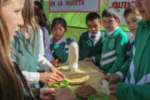 agricultura, Centro Educativo Santa María de la Providencia de Fe y Alegria, FC < 1 CATEGORIA, Fe y Alegria, feria, J.M.Blanch, niñez 3 AUTOR, Centro Educativo Santa María de la Providencia de Fe y Alegria, Centros, EDAD, EDUCACION FORMAL, FC, FIESTAS Y CELEBRACIONES, Fe y Alegria, J.M.Blanch, PERSONA, Pueblos de las Reducciones, TRABAJO, TRABAJO Y ARTESANIA, _NUEVAS, agricultura, feria, fiesta civil, niñez