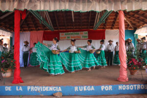 agricultura, Baile, Centro Educativo Santa María de la Providencia de Fe y Alegria, chicas, DANZA, danza paraguaya, FC < 1 CATEGORIA, Fe y Alegria, feria, J.M.Blanch, niñas, niñez 3 AUTOR, Baile, CULTURA PARAGUAYA, Centro Educativo Santa María de la Providencia de Fe y Alegria, Centros, DANZA, EDAD, EDUCACION FORMAL, FC, FIESTAS Y CELEBRACIONES, Fe y Alegria, J.M.Blanch, PERSONA, Pueblos de las Reducciones, TRABAJO, TRABAJO Y ARTESANIA, _NUEVAS, agricultura, chicas, danza paraguaya, feria, fiesta civil, niñas, niñez