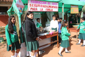 agricultura, Centro Educativo Santa María de la Providencia de Fe y Alegria, FC < 1 CATEGORIA, Fe y Alegria, feria, J.M.Blanch, niñez 3 AUTOR, Centro Educativo Santa María de la Providencia de Fe y Alegria, Centros, EDAD, EDUCACION FORMAL, FC, FIESTAS Y CELEBRACIONES, Fe y Alegria, J.M.Blanch, PERSONA, Pueblos de las Reducciones, TRABAJO, TRABAJO Y ARTESANIA, _NUEVAS, agricultura, feria, fiesta civil, niñez