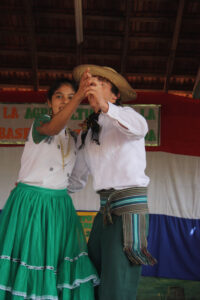 agricultura, Centro Educativo Santa María de la Providencia de Fe y Alegria, danza paraguaya, FC < 1 CATEGORIA, Fe y Alegria, feria, J.M.Blanch, joven < EDAD, niñez 3 AUTOR, CULTURA PARAGUAYA, Centro Educativo Santa María de la Providencia de Fe y Alegria, Centros, EDAD, EDUCACION FORMAL, FC, FIESTAS Y CELEBRACIONES, Fe y Alegria, J.M.Blanch, PERSONA, Pueblos de las Reducciones, TRABAJO, TRABAJO Y ARTESANIA, _NUEVAS, agricultura, danza paraguaya, feria, fiesta civil, joven, niñez