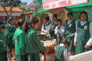 agricultura, Centro Educativo Santa María de la Providencia de Fe y Alegria, FC < 1 CATEGORIA, Fe y Alegria, feria, J.M.Blanch, niñez 3 AUTOR, Centro Educativo Santa María de la Providencia de Fe y Alegria, Centros, EDAD, EDUCACION FORMAL, FC, FIESTAS Y CELEBRACIONES, Fe y Alegria, J.M.Blanch, PERSONA, Pueblos de las Reducciones, TRABAJO, TRABAJO Y ARTESANIA, _NUEVAS, agricultura, feria, fiesta civil, niñez