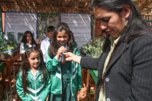 agricultura, Centro Educativo Santa María de la Providencia de Fe y Alegria, FC < 1 CATEGORIA, Fe y Alegria, feria, J.M.Blanch, niñez 3 AUTOR, Centro Educativo Santa María de la Providencia de Fe y Alegria, Centros, EDAD, EDUCACION FORMAL, FC, FIESTAS Y CELEBRACIONES, Fe y Alegria, J.M.Blanch, PERSONA, Pueblos de las Reducciones, TRABAJO, TRABAJO Y ARTESANIA, _NUEVAS, agricultura, feria, fiesta civil, niñez