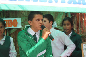 agricultura, Centro Educativo Santa María de la Providencia de Fe y Alegria, FC < 1 CATEGORIA, Fe y Alegria, feria, J.M.Blanch, niñez 3 AUTOR, Centro Educativo Santa María de la Providencia de Fe y Alegria, Centros, EDAD, EDUCACION FORMAL, FC, FIESTAS Y CELEBRACIONES, Fe y Alegria, J.M.Blanch, PERSONA, Pueblos de las Reducciones, TRABAJO, TRABAJO Y ARTESANIA, _NUEVAS, agricultura, feria, fiesta civil, niñez