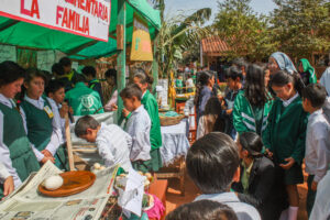 agricultura, Centro Educativo Santa María de la Providencia de Fe y Alegria, FC < 1 CATEGORIA, Fe y Alegria, feria, J.M.Blanch, niñez 3 AUTOR, Centro Educativo Santa María de la Providencia de Fe y Alegria, Centros, EDAD, EDUCACION FORMAL, FC, FIESTAS Y CELEBRACIONES, Fe y Alegria, J.M.Blanch, PERSONA, Pueblos de las Reducciones, TRABAJO, TRABAJO Y ARTESANIA, _NUEVAS, agricultura, feria, fiesta civil, niñez