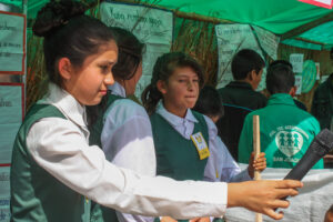 agricultura, Centro Educativo Santa María de la Providencia de Fe y Alegria, FC < 1 CATEGORIA, Fe y Alegria, feria, J.M.Blanch, niñez 3 AUTOR, Centro Educativo Santa María de la Providencia de Fe y Alegria, Centros, EDAD, EDUCACION FORMAL, FC, FIESTAS Y CELEBRACIONES, Fe y Alegria, J.M.Blanch, PERSONA, Pueblos de las Reducciones, TRABAJO, TRABAJO Y ARTESANIA, _NUEVAS, agricultura, feria, fiesta civil, niñez