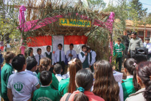 agricultura, Centro Educativo Santa María de la Providencia de Fe y Alegria, FC < 1 CATEGORIA, Fe y Alegria, feria, J.M.Blanch, niñez 3 AUTOR, Centro Educativo Santa María de la Providencia de Fe y Alegria, Centros, EDAD, EDUCACION FORMAL, FC, FIESTAS Y CELEBRACIONES, Fe y Alegria, J.M.Blanch, PERSONA, Pueblos de las Reducciones, TRABAJO, TRABAJO Y ARTESANIA, _NUEVAS, agricultura, feria, fiesta civil, niñez