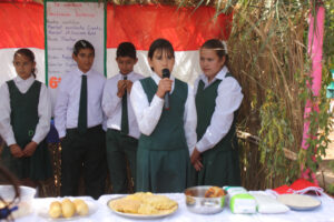 agricultura, Centro Educativo Santa María de la Providencia de Fe y Alegria, FC < 1 CATEGORIA, Fe y Alegria, feria, J.M.Blanch, niñez 3 AUTOR, Centro Educativo Santa María de la Providencia de Fe y Alegria, Centros, EDAD, EDUCACION FORMAL, FC, FIESTAS Y CELEBRACIONES, Fe y Alegria, J.M.Blanch, PERSONA, Pueblos de las Reducciones, TRABAJO, TRABAJO Y ARTESANIA, _NUEVAS, agricultura, feria, fiesta civil, niñez