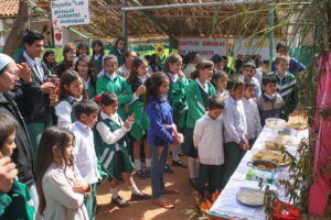 agricultura, Centro Educativo Santa María de la Providencia de Fe y Alegria, FC < 1 CATEGORIA, Fe y Alegria, feria, J.M.Blanch, niñez 3 AUTOR, Centro Educativo Santa María de la Providencia de Fe y Alegria, Centros, EDAD, EDUCACION FORMAL, FC, FIESTAS Y CELEBRACIONES, Fe y Alegria, J.M.Blanch, PERSONA, Pueblos de las Reducciones, TRABAJO, TRABAJO Y ARTESANIA, _NUEVAS, agricultura, feria, fiesta civil, niñez