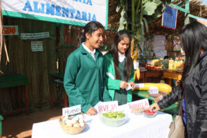 agricultura, Centro Educativo Santa María de la Providencia de Fe y Alegria, FC < 1 CATEGORIA, Fe y Alegria, feria, J.M.Blanch, niñas, niñez 3 AUTOR, Centro Educativo Santa María de la Providencia de Fe y Alegria, Centros, EDAD, EDUCACION FORMAL, FC, FIESTAS Y CELEBRACIONES, Fe y Alegria, J.M.Blanch, PERSONA, Pueblos de las Reducciones, TRABAJO, TRABAJO Y ARTESANIA, _NUEVAS, agricultura, feria, fiesta civil, niñas, niñez