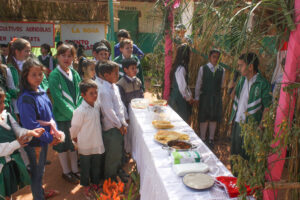 agricultura, Centro Educativo Santa María de la Providencia de Fe y Alegria, FC < 1 CATEGORIA, Fe y Alegria, feria, J.M.Blanch, niñez 3 AUTOR, Centro Educativo Santa María de la Providencia de Fe y Alegria, Centros, EDAD, EDUCACION FORMAL, FC, FIESTAS Y CELEBRACIONES, Fe y Alegria, J.M.Blanch, PERSONA, Pueblos de las Reducciones, TRABAJO, TRABAJO Y ARTESANIA, _NUEVAS, agricultura, feria, fiesta civil, niñez