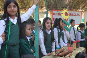 agricultura, Centro Educativo Santa María de la Providencia de Fe y Alegria, FC < 1 CATEGORIA, Fe y Alegria, feria, J.M.Blanch, niñez 3 AUTOR, Centro Educativo Santa María de la Providencia de Fe y Alegria, Centros, EDAD, EDUCACION FORMAL, FC, FIESTAS Y CELEBRACIONES, Fe y Alegria, J.M.Blanch, PERSONA, Pueblos de las Reducciones, TRABAJO, TRABAJO Y ARTESANIA, _NUEVAS, agricultura, feria, fiesta civil, niñez