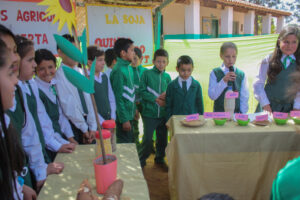 agricultura, Centro Educativo Santa María de la Providencia de Fe y Alegria, FC < 1 CATEGORIA, Fe y Alegria, feria, J.M.Blanch, niñez 3 AUTOR, Centro Educativo Santa María de la Providencia de Fe y Alegria, Centros, EDAD, EDUCACION FORMAL, FC, FIESTAS Y CELEBRACIONES, Fe y Alegria, J.M.Blanch, PERSONA, Pueblos de las Reducciones, TRABAJO, TRABAJO Y ARTESANIA, _NUEVAS, agricultura, feria, fiesta civil, niñez