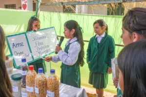 agricultura, Centro Educativo Santa María de la Providencia de Fe y Alegria, FC < 1 CATEGORIA, Fe y Alegria, feria, J.M.Blanch, niñas, niñez 3 AUTOR, Centro Educativo Santa María de la Providencia de Fe y Alegria, Centros, EDAD, EDUCACION FORMAL, FC, FIESTAS Y CELEBRACIONES, Fe y Alegria, J.M.Blanch, PERSONA, Pueblos de las Reducciones, TRABAJO, TRABAJO Y ARTESANIA, _NUEVAS, agricultura, feria, fiesta civil, niñas, niñez